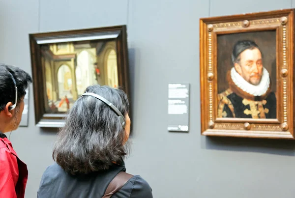 Visitantes mirando la pintura en Rijksmuseum, Amsterdam — Foto de Stock