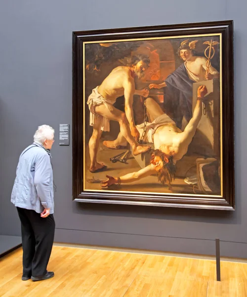 Пожилая женщина смотрит на живопись в музее Рейхстага в Амстердаме — стоковое фото