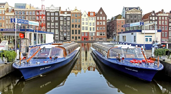 Barcos turísticos em Amsterdã, Holanda — Fotografia de Stock