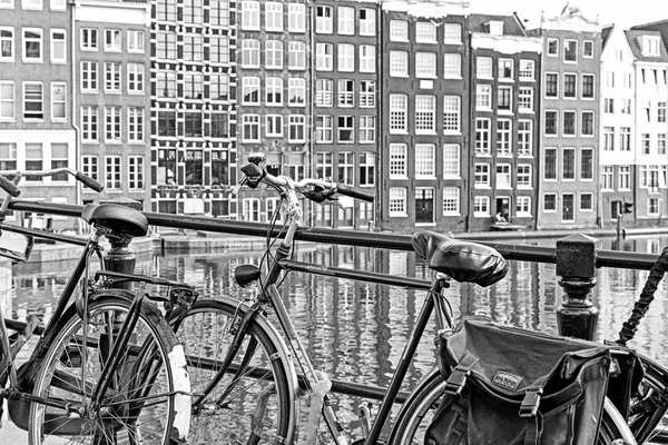 Bicicleta e arquitetura típica em Amsterdam, Países Baixos — Fotografia de Stock