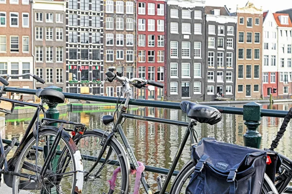 Bisiklet ve tipik mimarisi, amsterdam, Hollanda — Stok fotoğraf