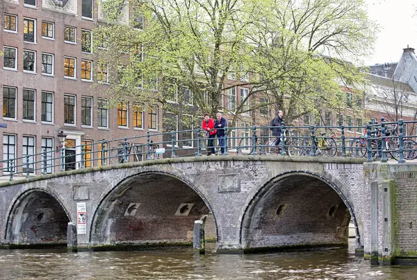 Canal de agua, puente y arquitectura típica en Amsterdam, Neth —  Fotos de Stock
