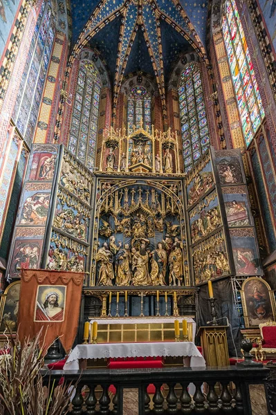 Binnenkant van St. Mary's Basilica in Krakau, Polen — Stockfoto