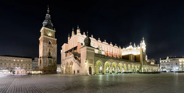 Main square at night and in Krakow, Poland — Stock Photo, Image