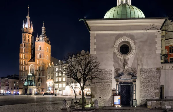 Hauptplatz und Marienkirche in Krakau, Polen — Stockfoto