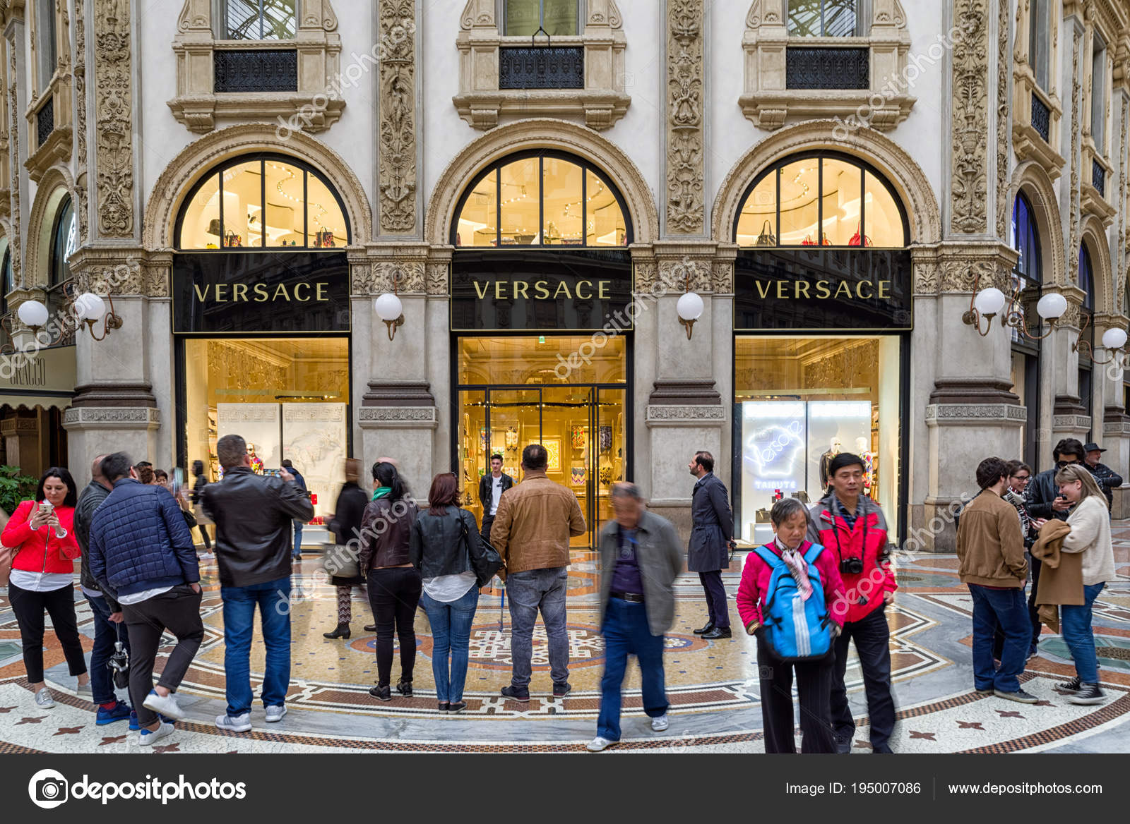 Shopping in Milan, Italy Stock Editorial Photo © jarino 195007086