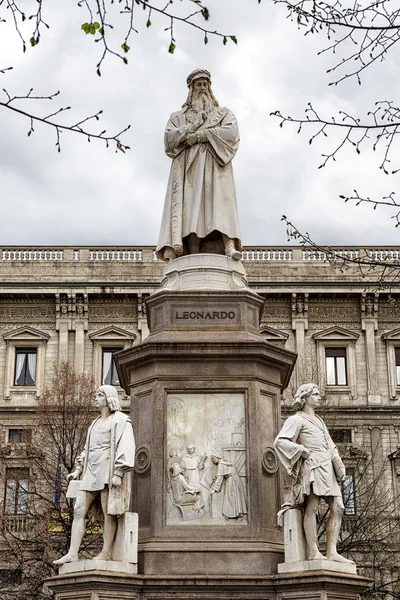 이탈리아 밀라노에 있는 레오나르도 다빈치 동상 — 스톡 사진