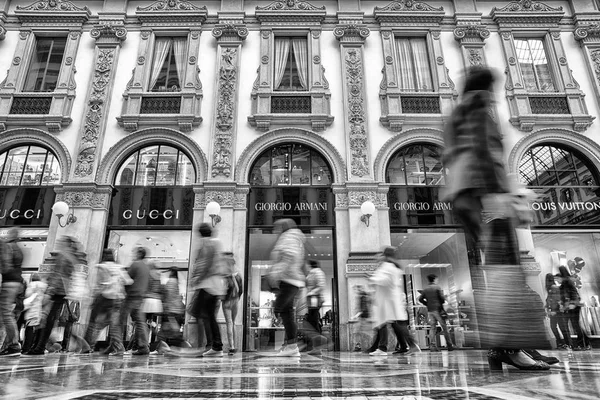 Милан Италия Апреля Торговый Центр Galleria Vittorio Emanueke Милан Апреля — стоковое фото