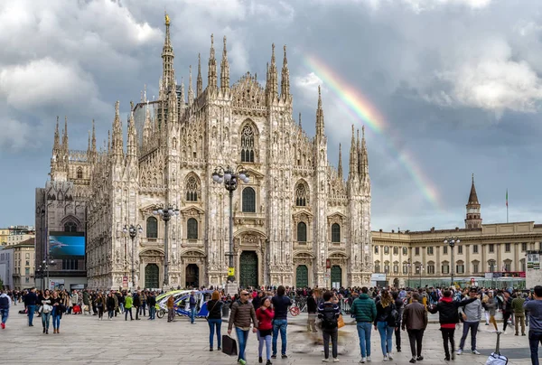 밀라노 대성당, 이탈리아에 레인 보우 — 스톡 사진