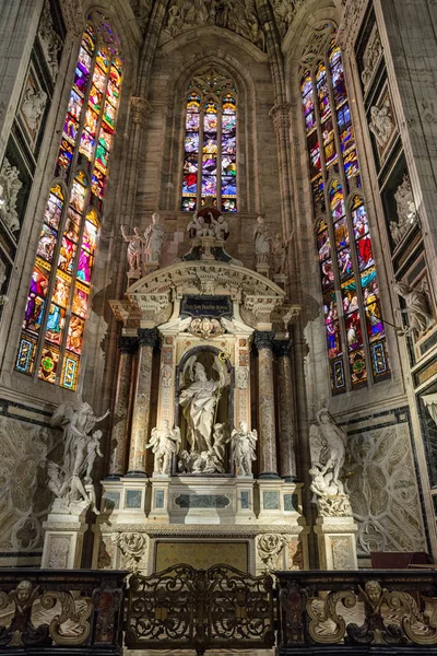 Interior de la catedral de Milán, Italia — Foto de Stock