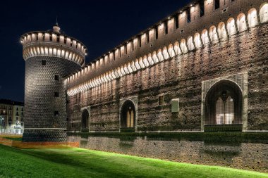 Sforza Kalesi gece Milano, İtalya