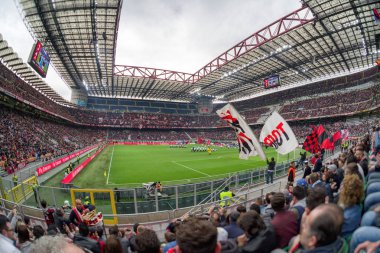 Bir satırda - Milano Katedrali'ne, İtalya duran insanlar