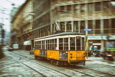 Milan, İtalya - 16 Nisan: Merkezinde 16 Nisan 2018 city Milano, eski sarı tramvay hattı