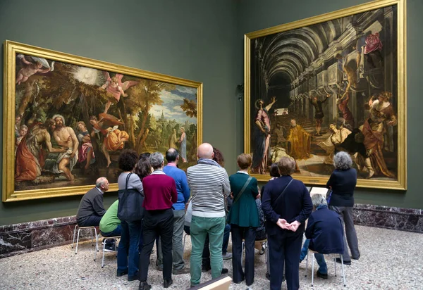Personnes qui regardent la peinture à Brera Galerie d'art, Milan — Photo