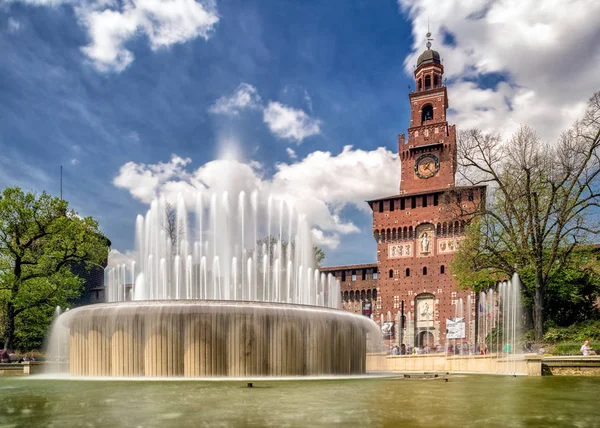 Castillo y fuente de Sforza en Milán, Italia —  Fotos de Stock