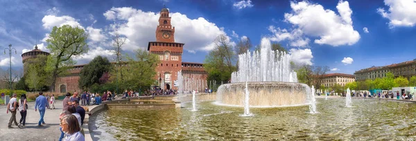 Castillo y fuente de Sforza en Milán, Italia —  Fotos de Stock