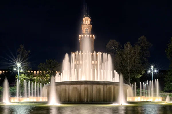 Sforza Kalesi ve Çeşme Milano, İtalya — Stok fotoğraf