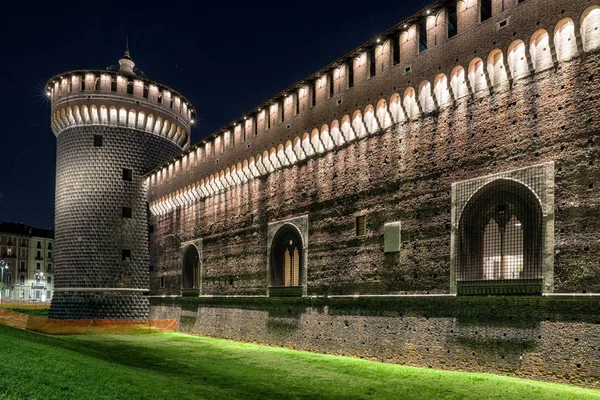 Castillo de Sforza por la noche en Milano, Italia —  Fotos de Stock