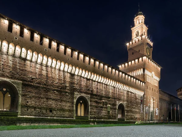 Castillo de Sforza por la noche en Milano, Italia —  Fotos de Stock