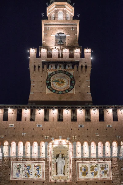 Castillo de Sforza por la noche en Milano, Italia —  Fotos de Stock