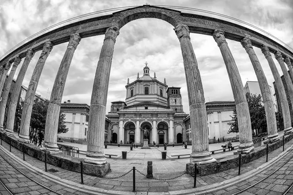 Columna romana y Basílica de San Lorenzo en Milán, Italia —  Fotos de Stock