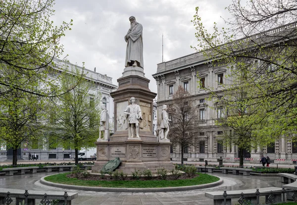 Leonardo da Vinci statue in Milan, Italy — Stock Photo, Image