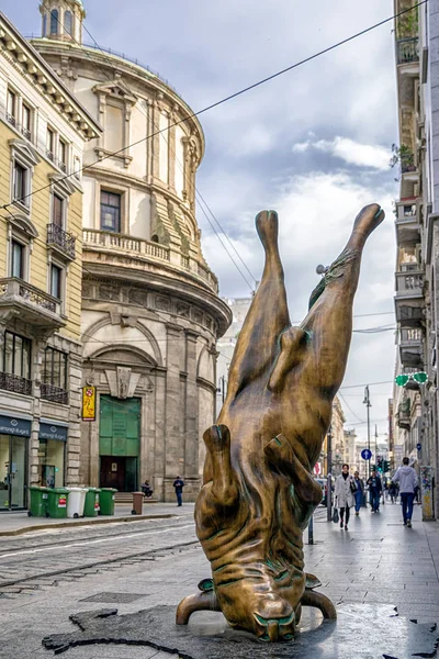 Bronze scultoure em Milão, Itália — Fotografia de Stock