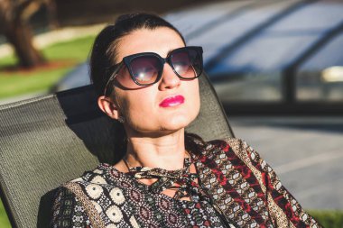 Lüks güneş gözlüklü bayan