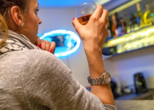 Frau Hält Ein Glas Wein Bar — Stockfoto