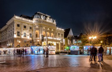 Bratislava, Slovakya - 26 Kasım: Hviezdoslavovo Meydanı 'ndaki Noel pazarları 26 Kasım 2019, Bratislava