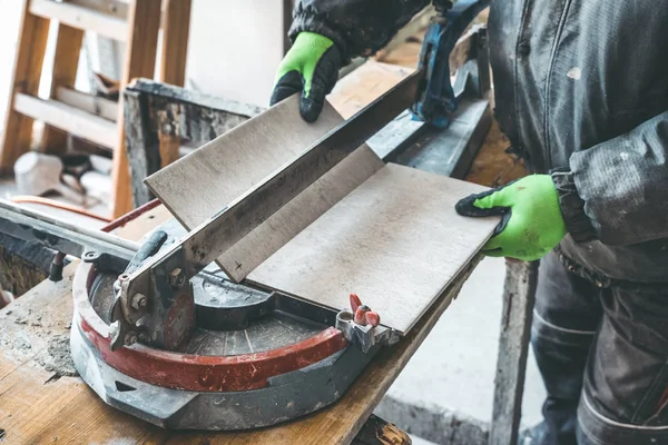 Tile cutter and worker — Stock Photo, Image