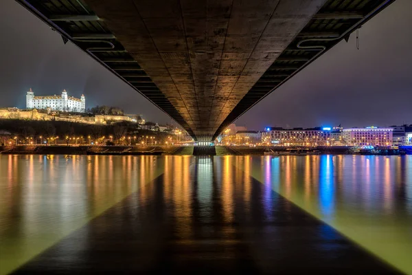Bratislava Burg bei Nacht, Slowakei — Stockfoto