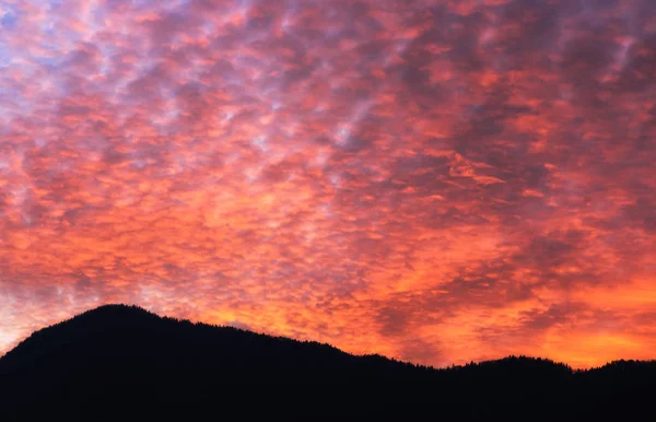 Ciel nocturne coloré et silhouette de montagnes — Photo