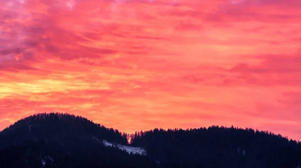 Nuages colorés du soir sur le ciel — Photo