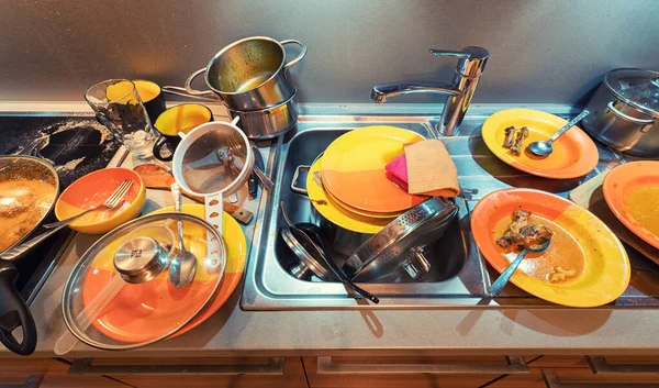 Брудні страви на кухні після приготування їжі — стокове фото