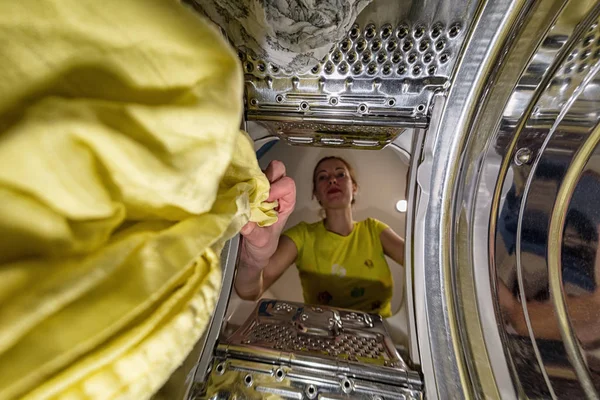 Donna che toglie il bucato dalla lavatrice — Foto Stock