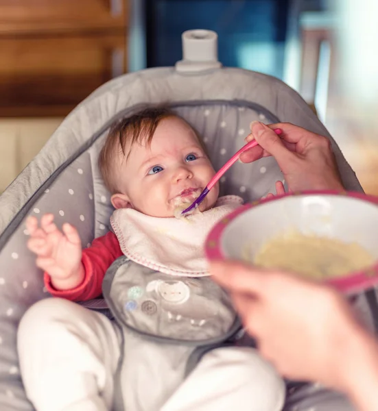 Alimentar a un bebé por primera vez — Foto de Stock