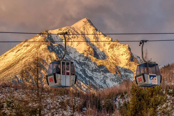 Funivia e picco Slavkovsky nelle montagne Alti Tatra, Slovacchia — Foto Stock