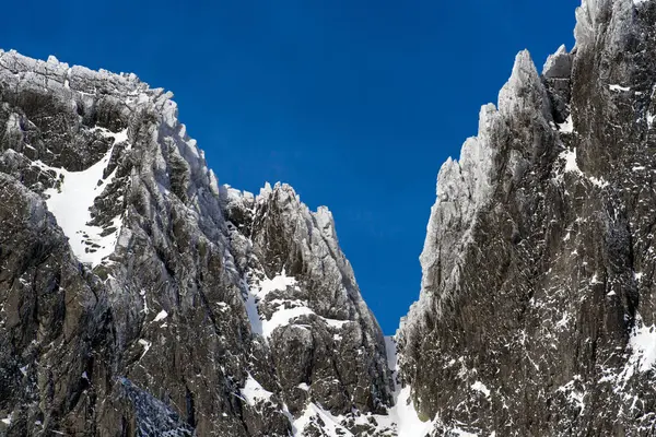 Froid sur les rochers sur le pic neigeux — Photo