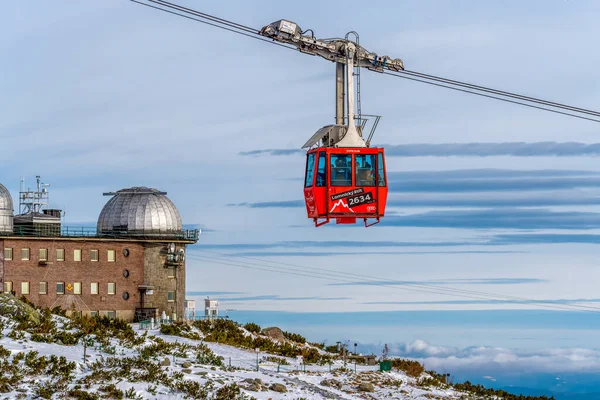Slovakya 'nın yüksek Tatras dağlarındaki Lomnicky tepesine kırmızı kablo — Stok fotoğraf