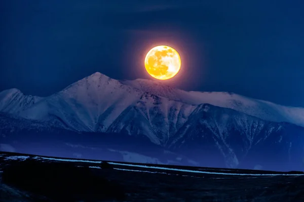 Pleine lune au sommet de Tatras, Slovaquie — Photo