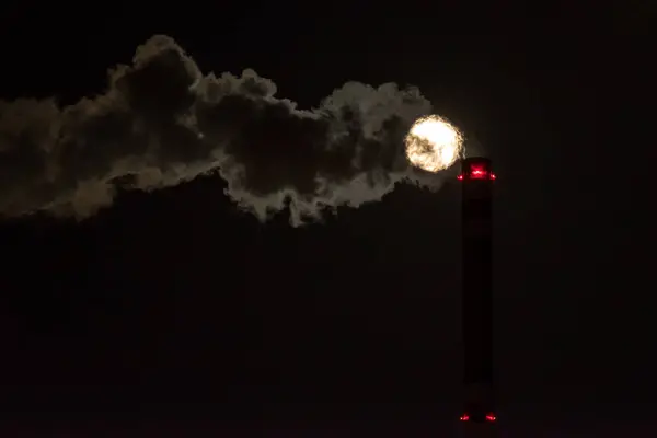 Lune et fumée de cheminée — Photo