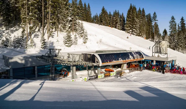 Silla de telesilla y personas en la estación de esquí Jasna, Eslovaquia —  Fotos de Stock