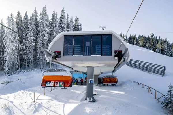 Estação superior de cadeira de elevador de esqui em estância de esqui Jasna, Eslováquia — Fotografia de Stock
