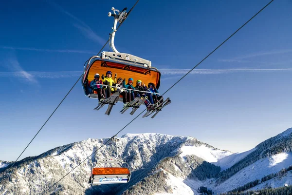 Esquiadores sentados en silla elevadora en estación de esquí Jasna, Eslovaquia —  Fotos de Stock