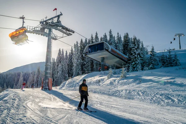 Skiers on slope and ski lift chair at resort Jasna, Slovakia — Stok fotoğraf