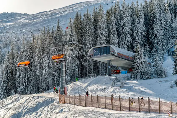 Esquiadores em declive e cadeira de elevador de esqui na estância de esqui Jasna, Eslováquia — Fotografia de Stock