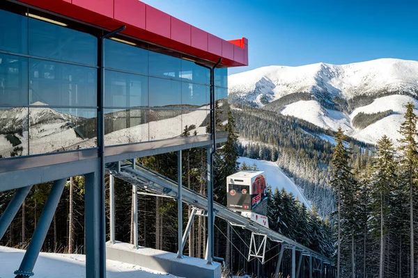 Cableway Twinliner cabine e estação superior em estância de esqui Jasna, Sl — Fotografia de Stock