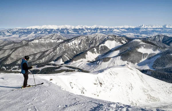 Skier freerider na szczycie zaśnieżonego wzgórza — Zdjęcie stockowe