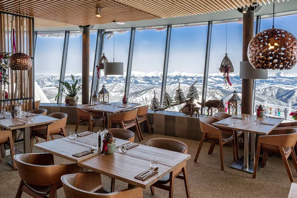 Bela vista romântica do restaurante em montanhas — Fotografia de Stock